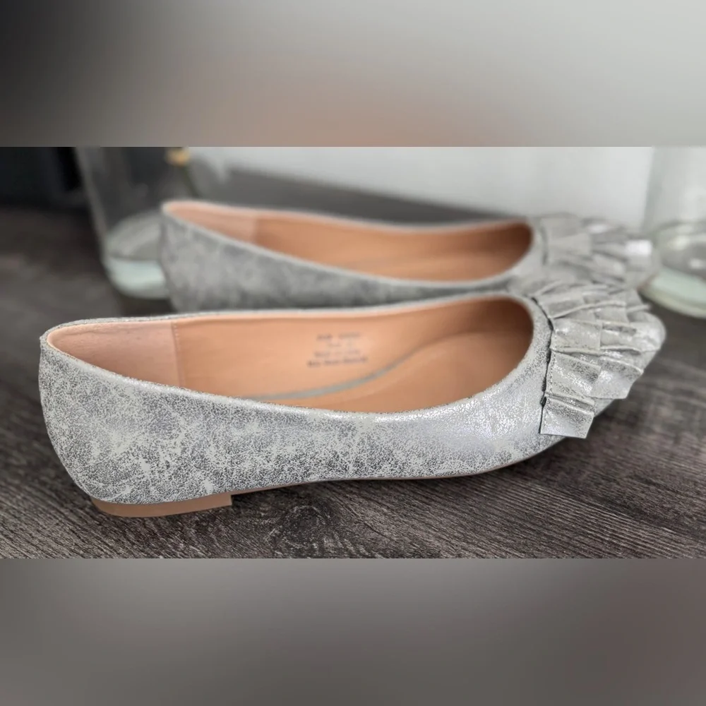 Journee Collection Silver Ruffle Pointed Toe Flats Size 8.5